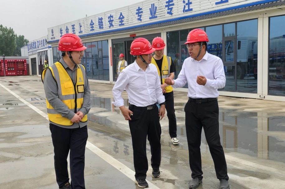 公司黨委書記、董事長高學(xué)武到啟動區(qū)項(xiàng)目檢查指導(dǎo)工作.jpg